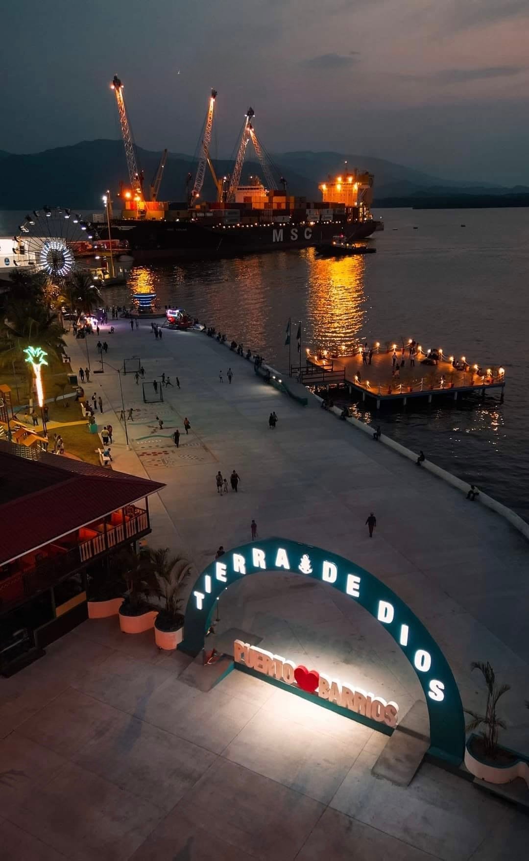 Vista nocturna del malecón de Puerto Barrios, Izabal